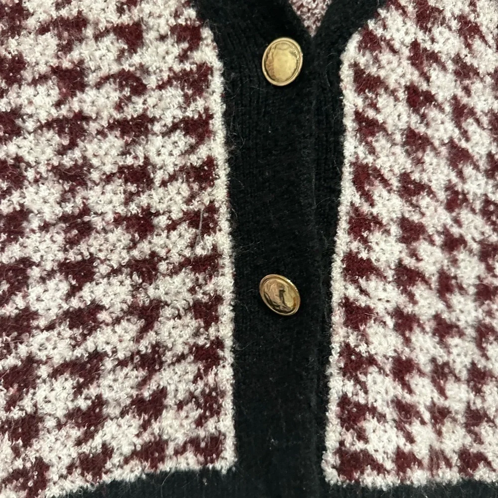Maeve Sz: M Anthropologie sweater Maroon White Houndstooth Vneck Cardigan.